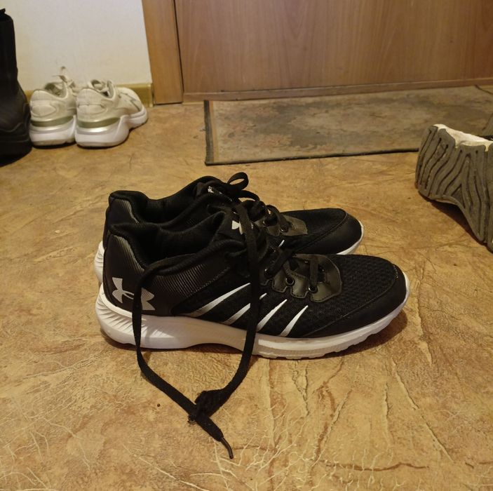 Кроссовки 42-43.