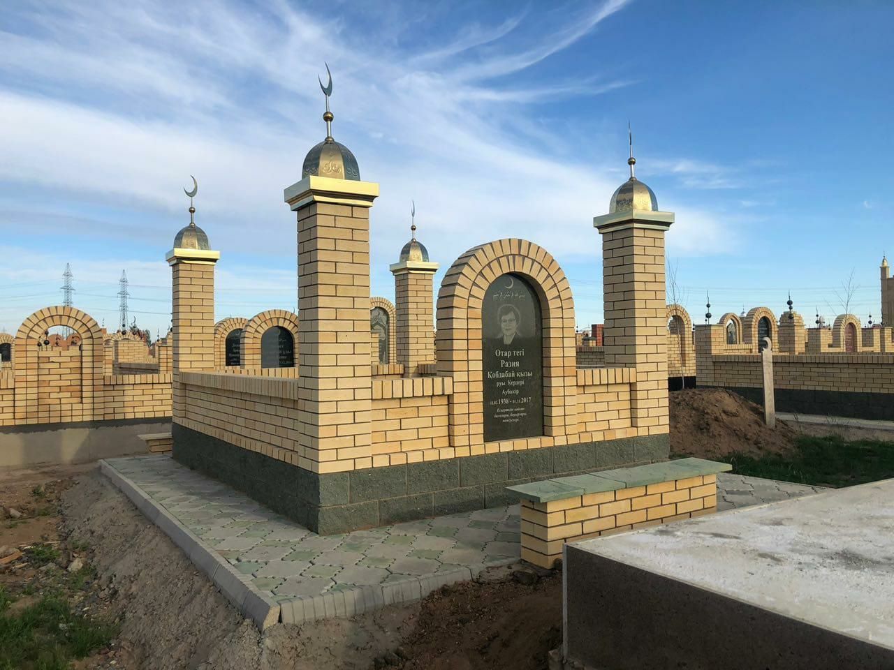 Казахские могилы из кирпича фото Казахские могилы из кирпича фото