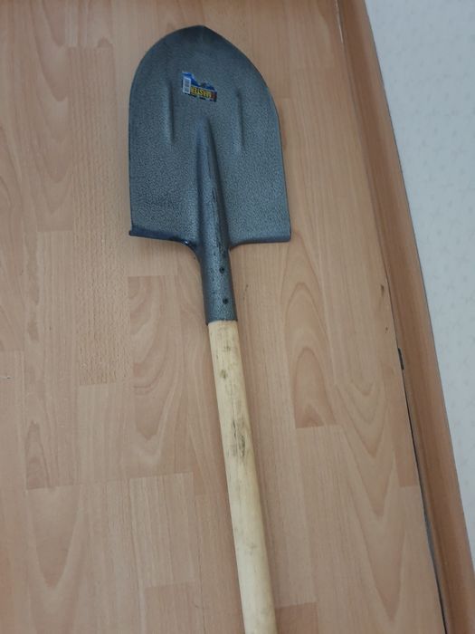 Лопата и ножовка