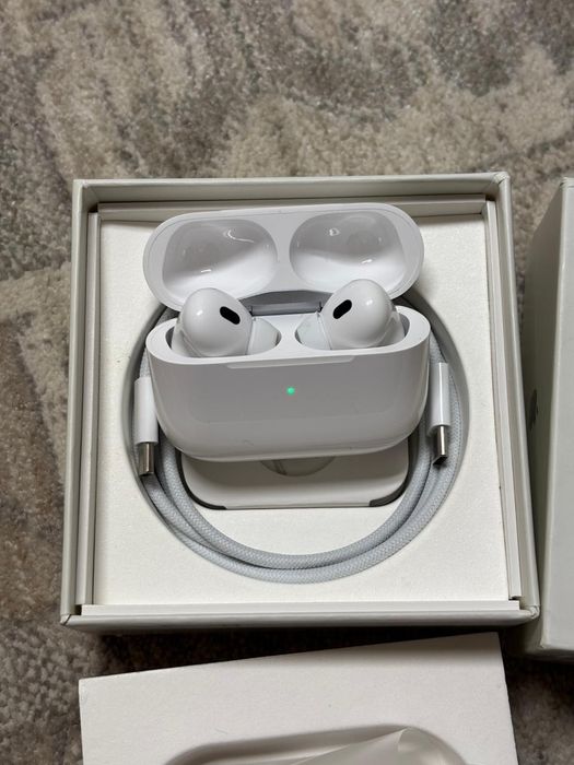 AirPods почти новые