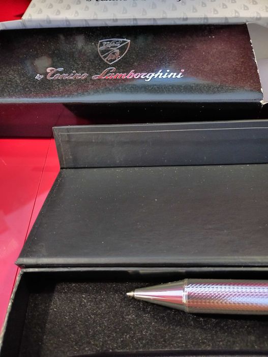 Продавам оригинална химикалка Tonino Lamborghini . Тя е с оригиналния пълнител с който е закупена като нова един собственик.