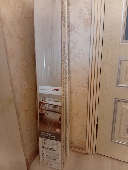 Ламинат новый бежевого цвета