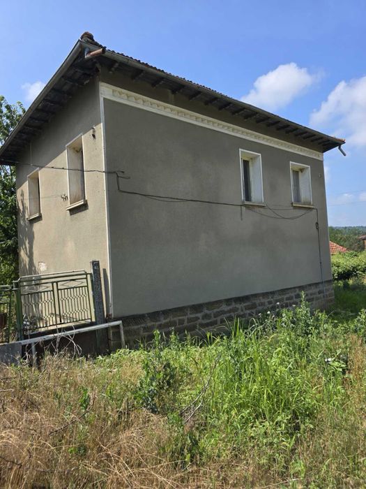 Самостоятелна двуетажна къща