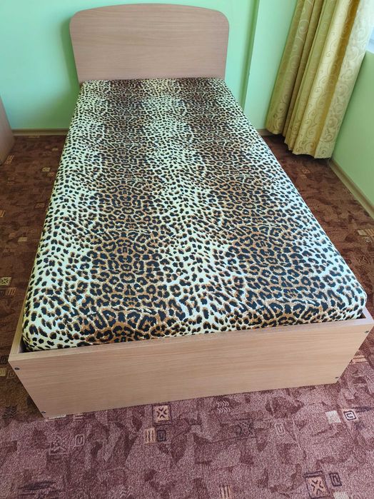 Двойни и единични легла с матраци