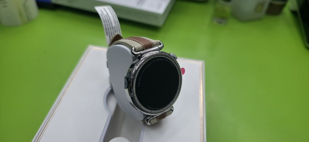 Чисто нов не включван. Huawei GT 6 Смарт часовник 41мм brown