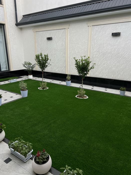 Suniy gazon va zabor