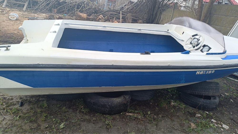 Barcă Malibu cu acte, 4,45 m, nu ia apă, ideală pentru restaurare