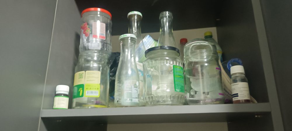 Отдам даром банки разные.