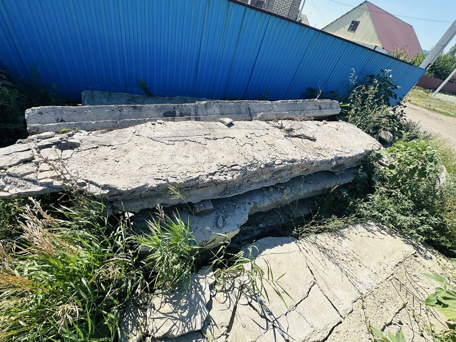 Плиты покрытые разного размера.