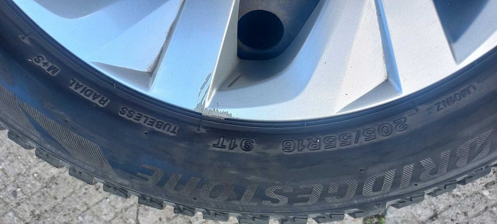 Зимни гуми Bridgestone с железни джанти и оригинални тасове за Тoyota Corolla