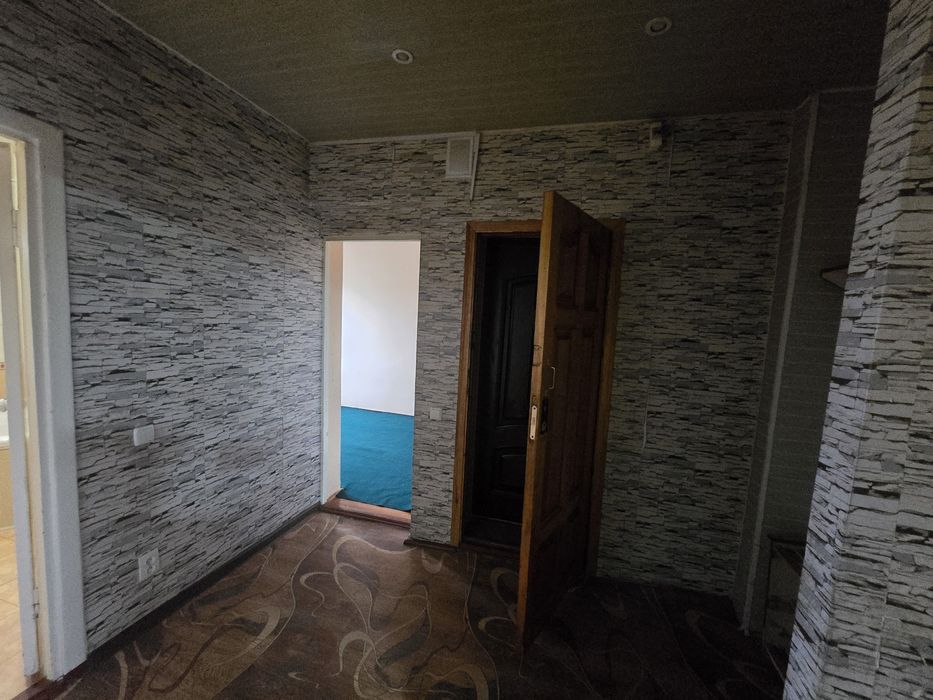 Zudlik bilan frunze massifda 3xonali kvartira sotiladi