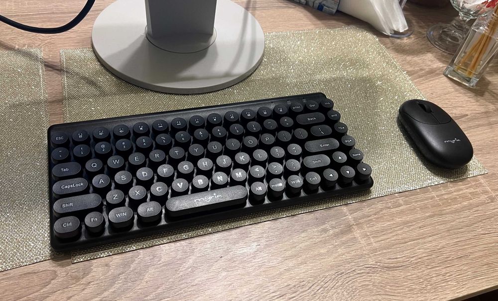 Sistem Lenovo mic I3 7300T, 16Gb 256 SSD Wi Fi LCD 22 inchi tast mouse