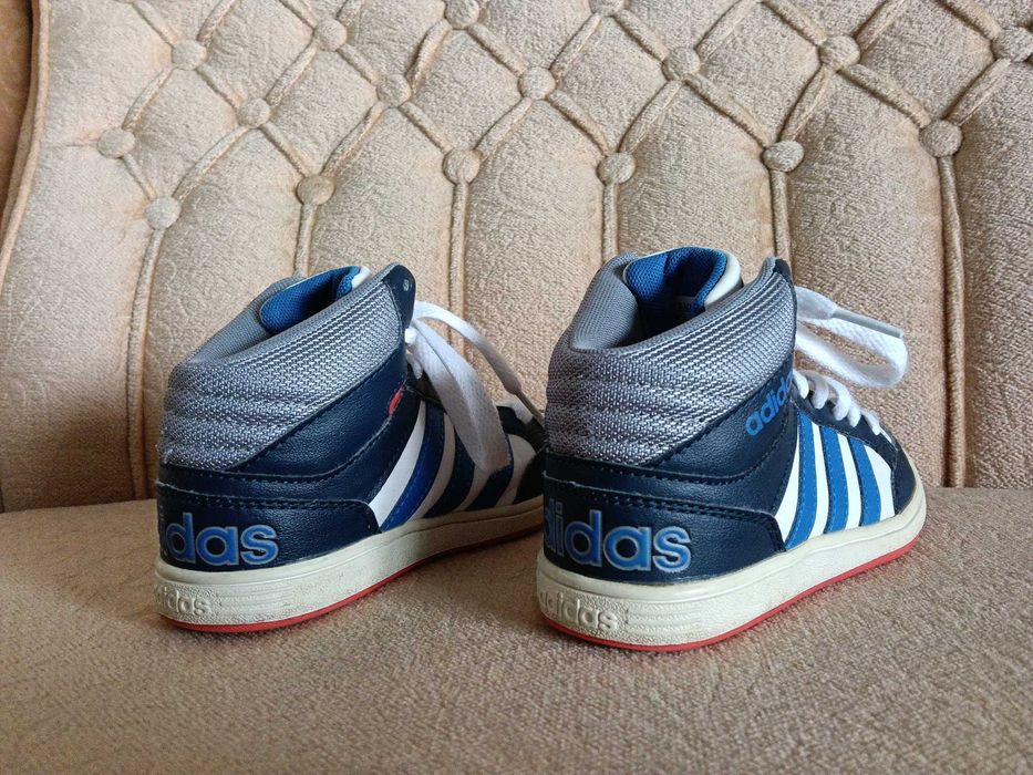 Продавам детски обувки Adidas