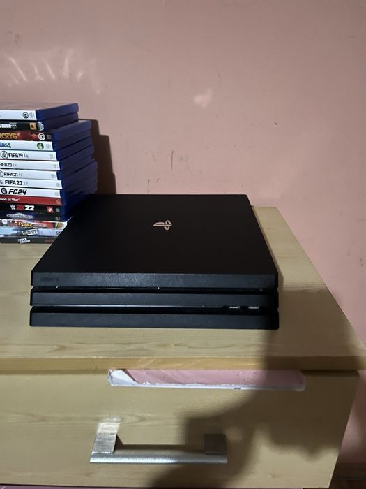 Продавам playstation 4 pro,,14 игри,Устройство за зареждане на джойстик,Джойстик за ps4 и кабел за джойстика.