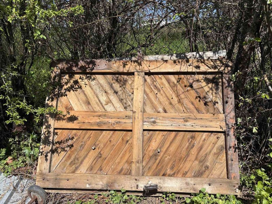 Гаражни врати от масивна дървесина