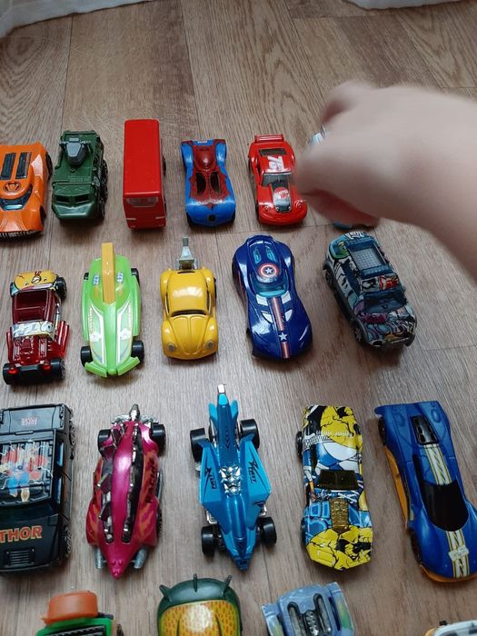 Продам машинки по 500 тг каждая.