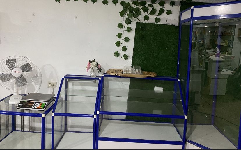 продам холодильник и витрины