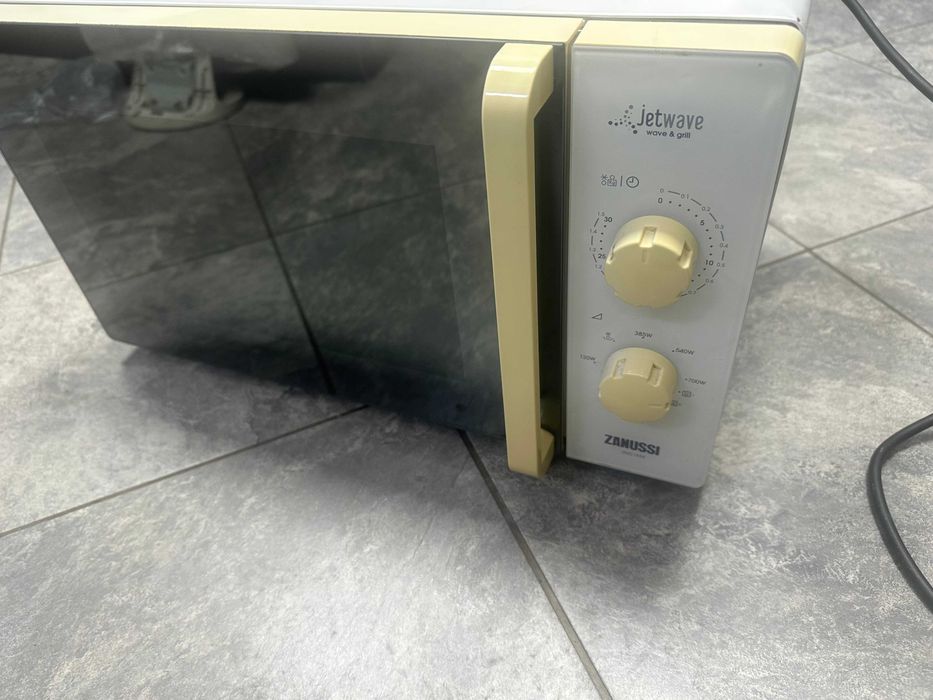 Микровълнова с грил Zanussi ZM21M4 700W 21l