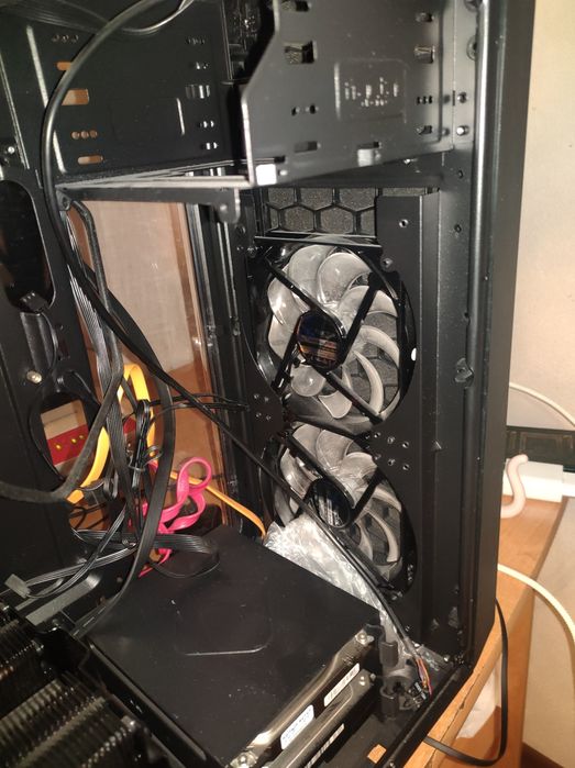 Продается корпус  FRACTAL черного цвета а отличном состоянии