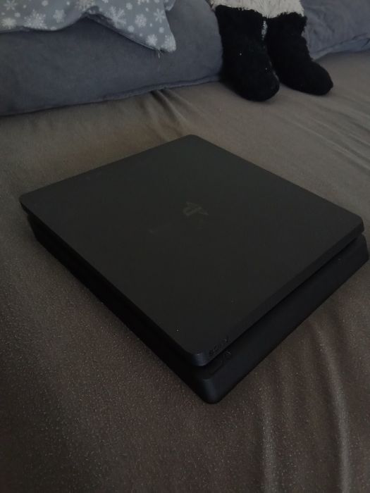 Vând  PlayStation 4 slim urgent!!!
