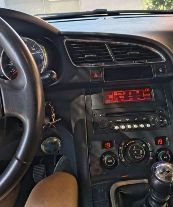 Vând Peugeot 3008