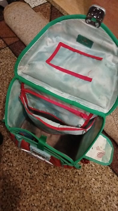 Продавам ученически раници и чантички