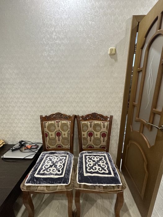 Стол со стульями /диван