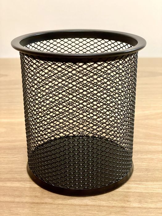 Канцелярские стаканы металлические / Metall kantselyariya idishlari.