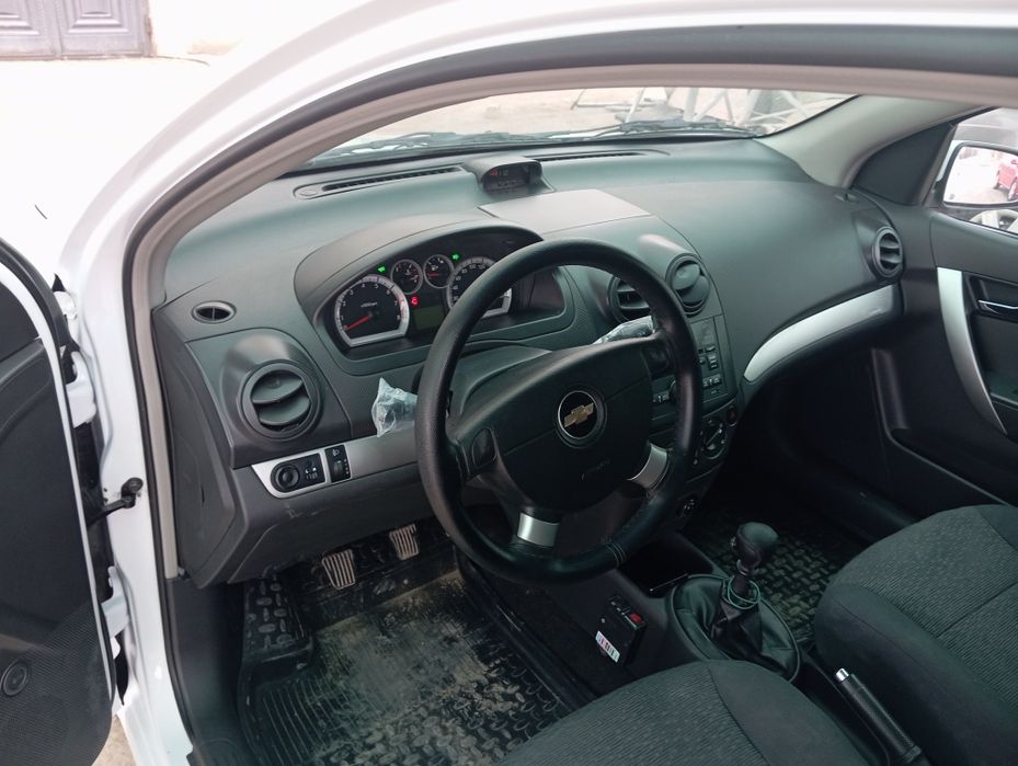 Mashina holati zoʻr bitta kreloda petno bor