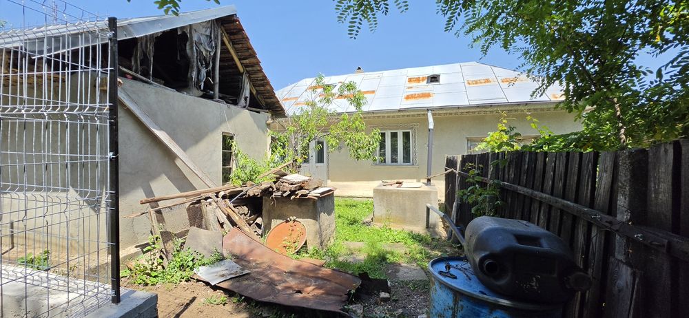 Teren intravaliat cu casa Husi
