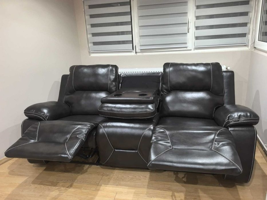 Vând canapele din piele neagră