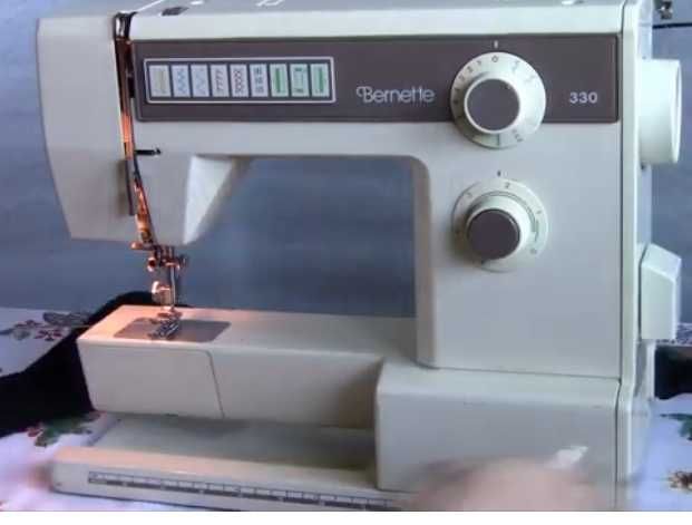 masina de cusut bernette 330   stare f buna