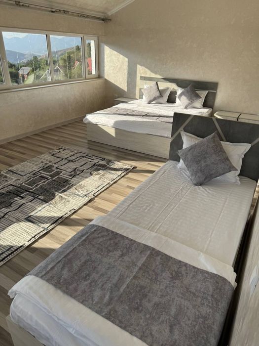 Декоративные раннеры и подушки добовляет красату уют дома и гостницах.