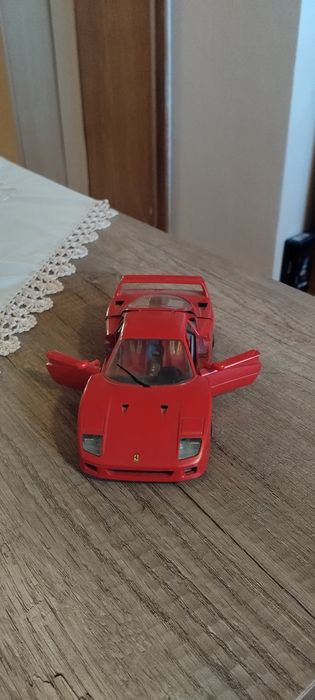 Vând mașinuță veche model ferrari F40