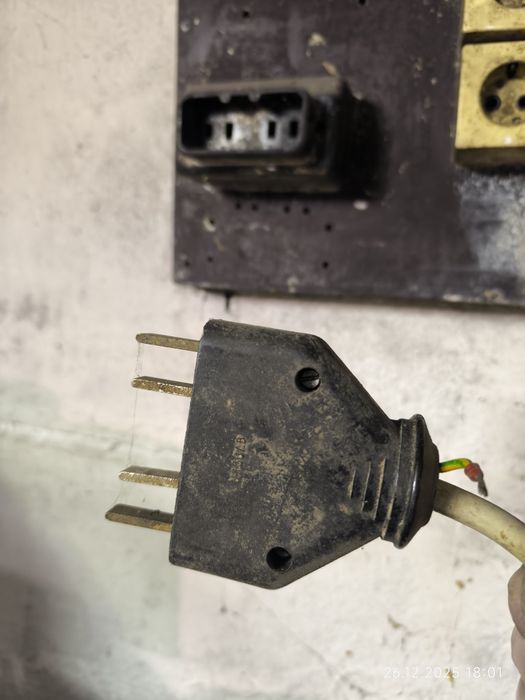 Тестомесачка трифазна,винтова, подвижен казан