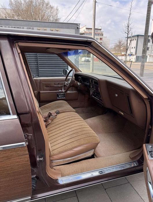 Oldsmobile Custom Crusier 1988