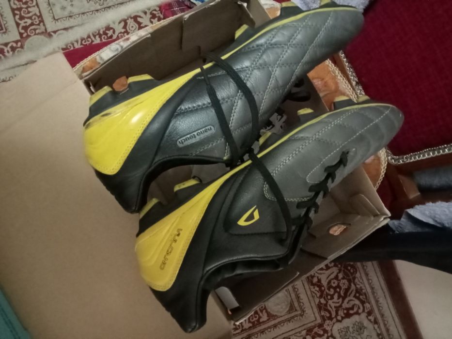 Футбольные бутсы Demix с шипами