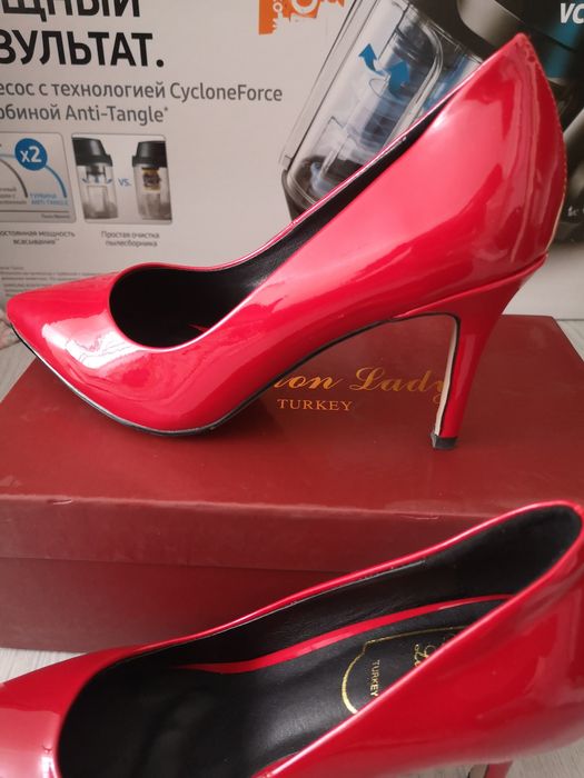 Продам счастливые красные туфли