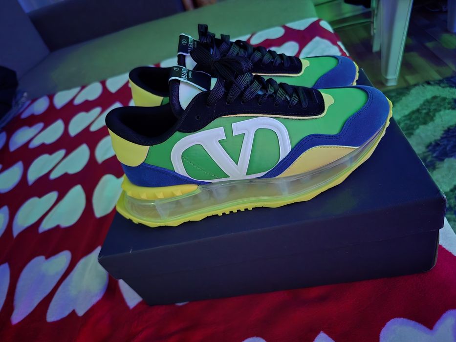 Vand adidasi valentino noi