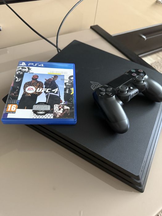 PS4 Pro 1TB cu un controller