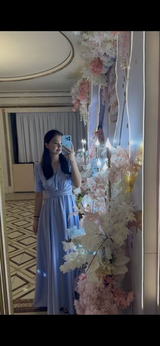 Вечернее праздничное атласное платье.