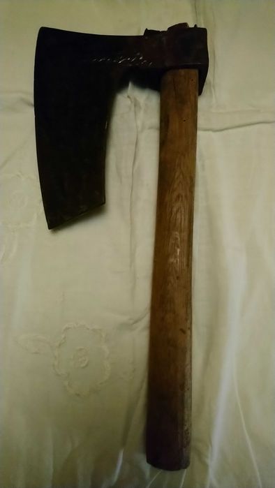 Стара специлна брадва за ръчна изработка на греди.