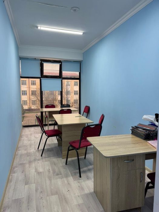 Стол , стулья в хорошем состояний . Продаю в связи с закрытием .