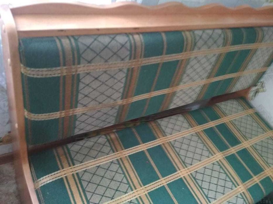 Продам кухонный диванчик со столом