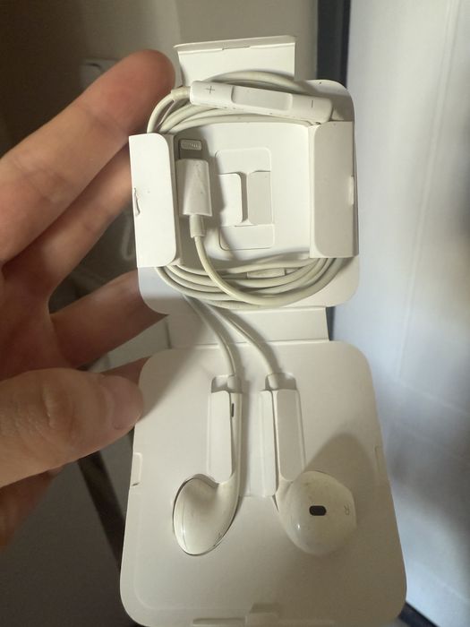 Продам оригинальные наушники iphone lightning