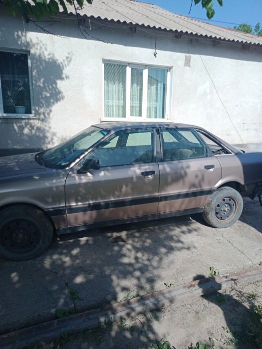 Автомобиль Ауди 80.