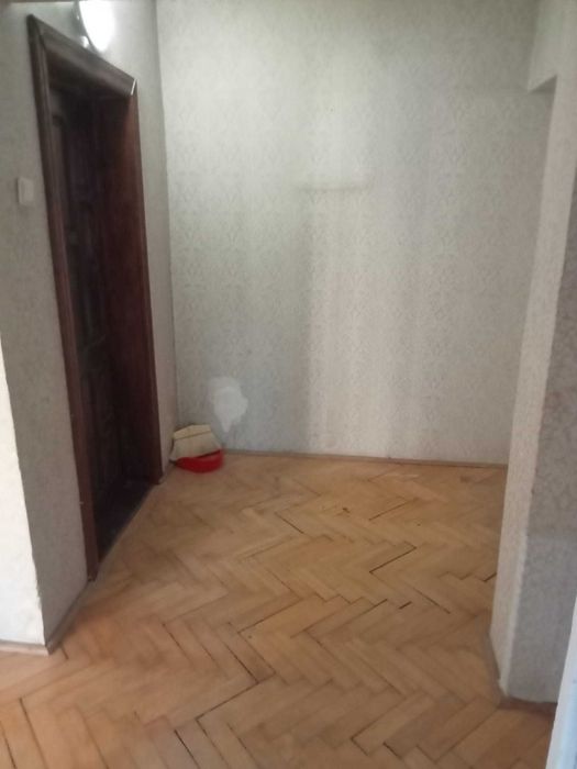 Vand apartament spatios cu 3 camere, 2 bai, bucatarie, balcon si boxa