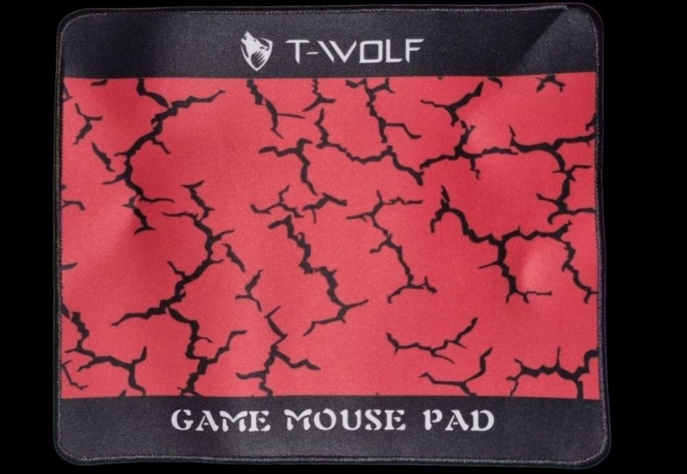 De vanzare Tastatura gaming RGB neagră cu LED-uri noi, cu cablu. Vine mpreună cu un mousepad cadou. Nou nout.Nu a fost deloc folosit.