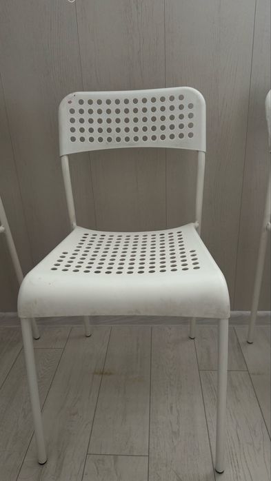 Продаются 4 белых пластиковых стула