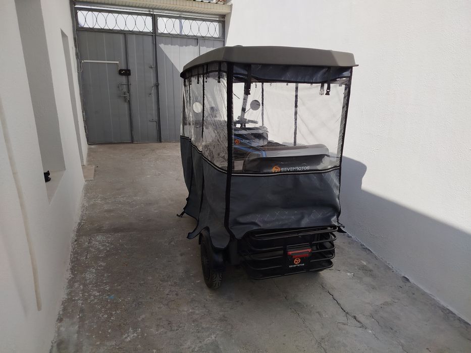 Электро трицикл (трёх колесный скутер) на 3 человека с крышкой- чехлом